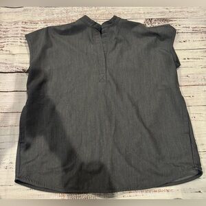 Fig scrub top XS Little lighter in person